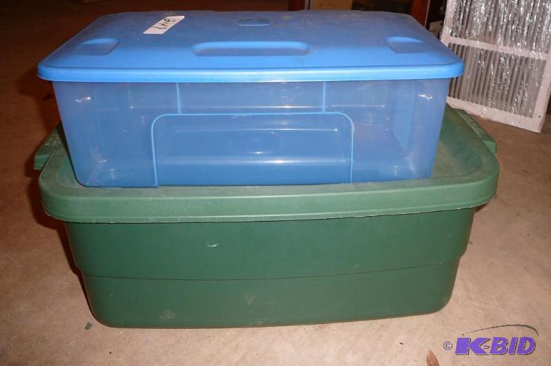 lot 249 image: 2 totes 1-10 gallon 1-17qt...