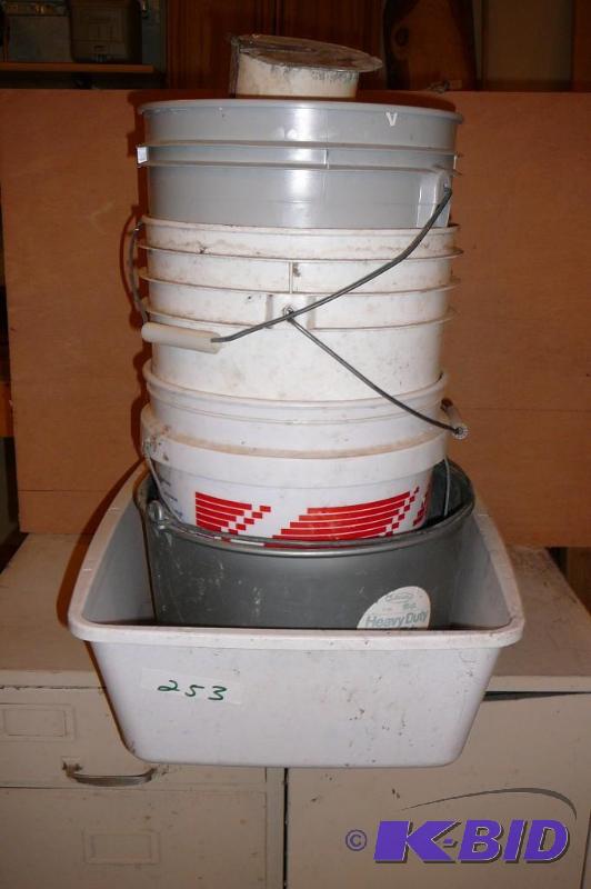lot 253 image: Miscellaneous buckets and a wash tub ...