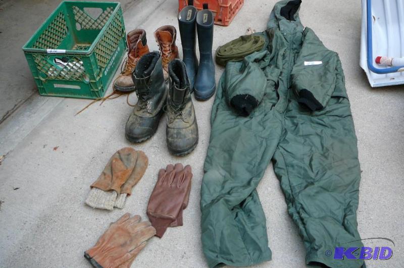lot 272 image: Lot of miscellaneous boots, gloves, mittens a...