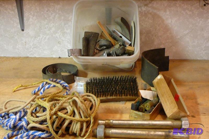 lot 320 image: Lot of miscellaneous hard wear , bolts, caste...