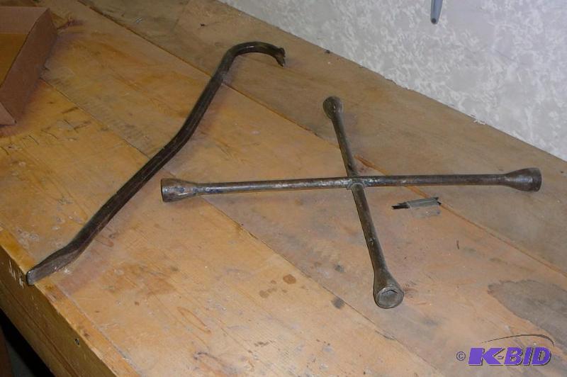 lot 323 image: Crow bar and tire iron ...