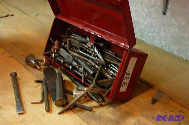 lot 338 image: Lot of miscellaneous bits, chisels, Alan wren...