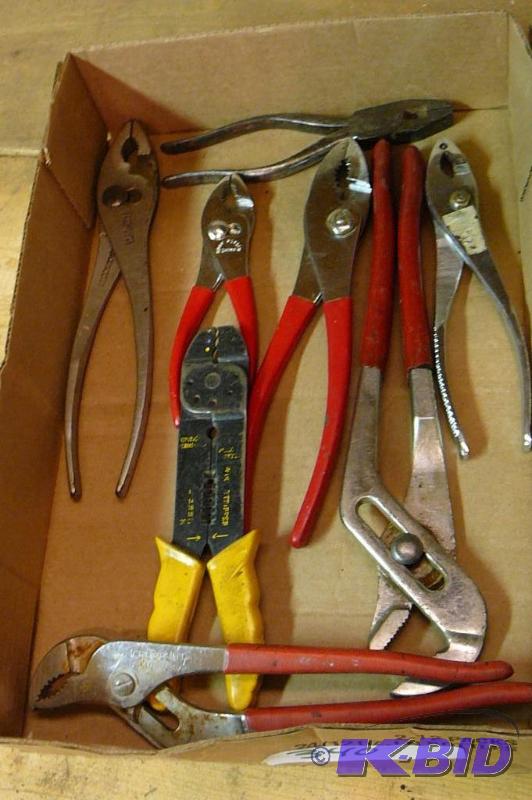 lot 340 image: Miscellaneous pliers ...