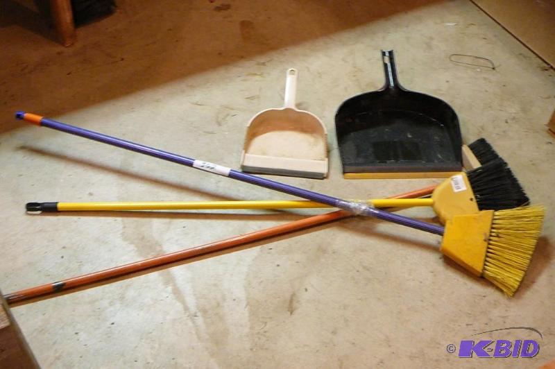 lot 362 image: 3 brooms and 2 dust pans ...