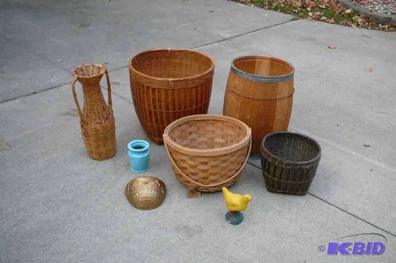 lot 373 image: Lot of misc&nbspwhicker baskets, nail bag&nb...