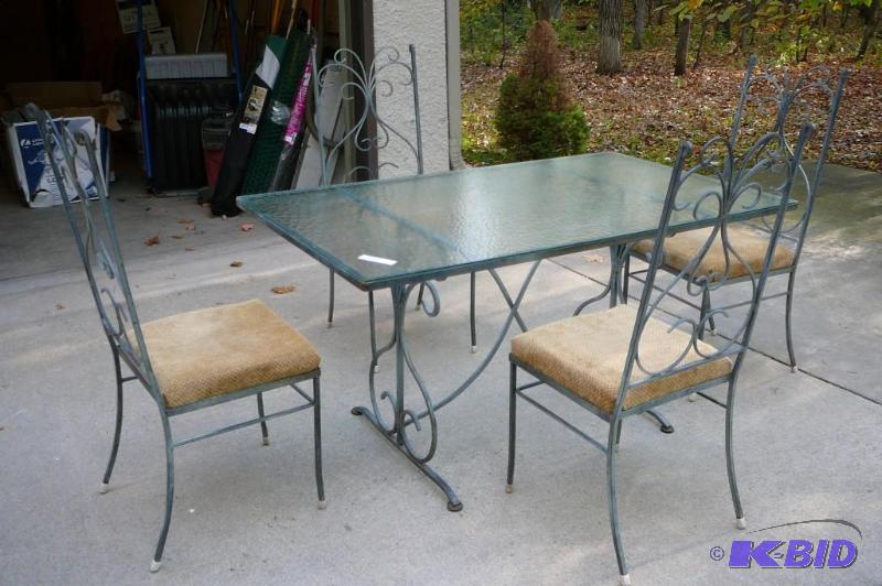 lot 392 image: Rod iron table and chairs set 32&quotW x 54&...