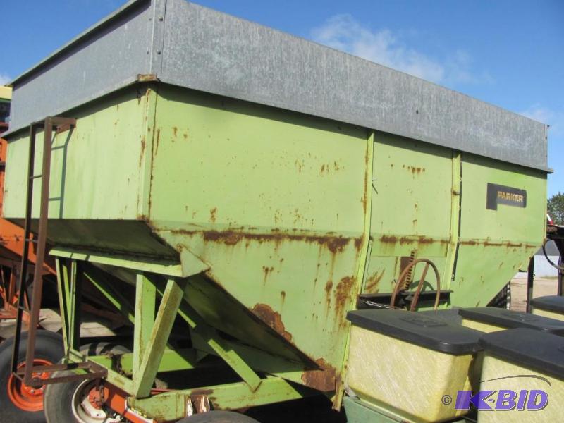 lot 15 image: Parker Gravity Box
