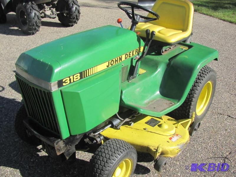 lot 7 image: John Deere 318 Lawn Tractor