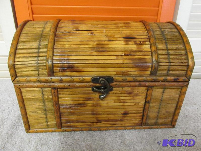 lot 100 image: Quaint Wooden Box
