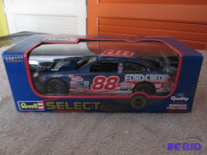 lot 20 image: Dave Jarrett - #88 - 124 Scale - 1998 Ford Quality Care
