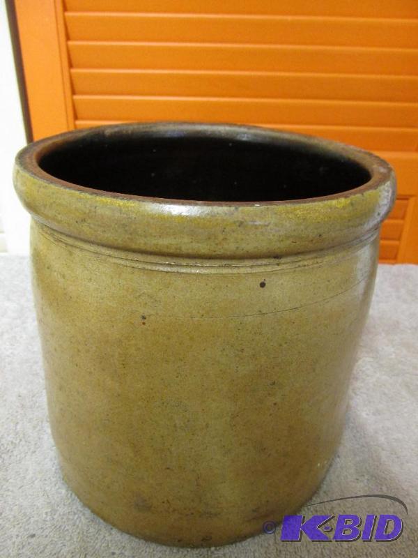 lot 3 image: Antique Salt Glazed Crock - Near Perfect Condition