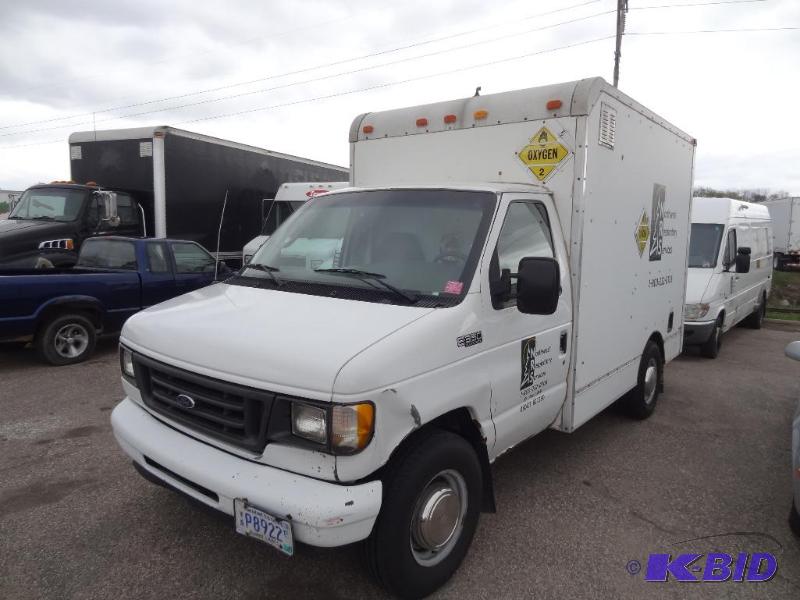 lot 10 image: 2003 Ford E 350 Super Duty SRW. 334,619 miles...