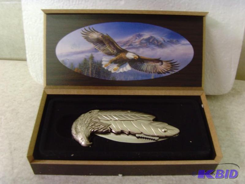 lot 15 image: Soaring Bald Eagle Knife & Case