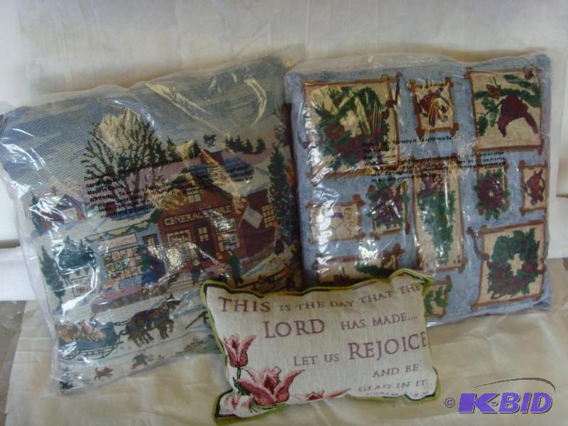 lot 88 image: Holiday Pillow Set