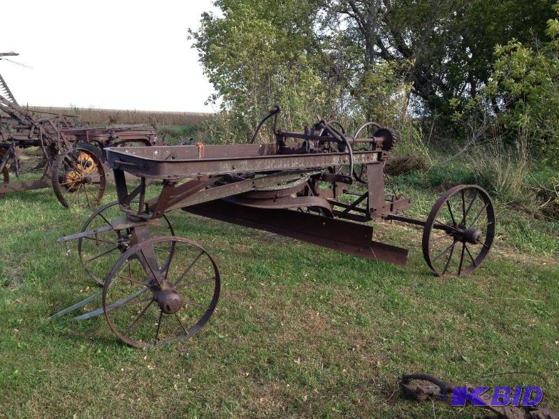 lot 11 image: c. 1910 The Russell Junior Road Grader by The Russell Grader Mfg. Co., Minneapolis, MINN