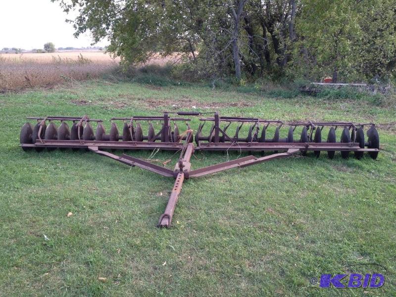 lot 16 image: Minneapolis Moline 16 Disc