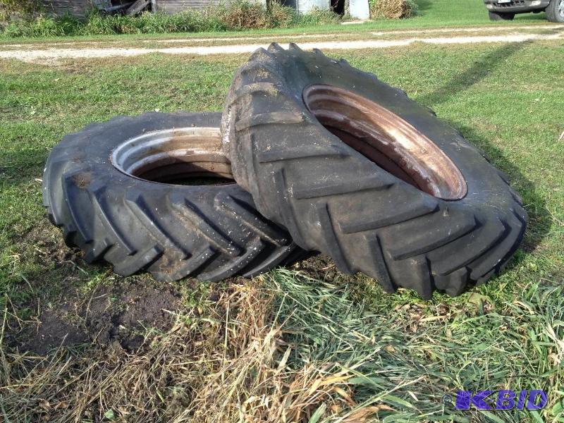 lot 8 image: Tractor Wheels