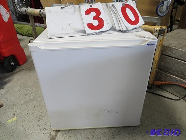 lot 14 image: Mini Refrigerator