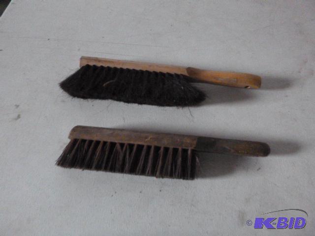 lot 32 image: 2 Dush Pan Brushes...