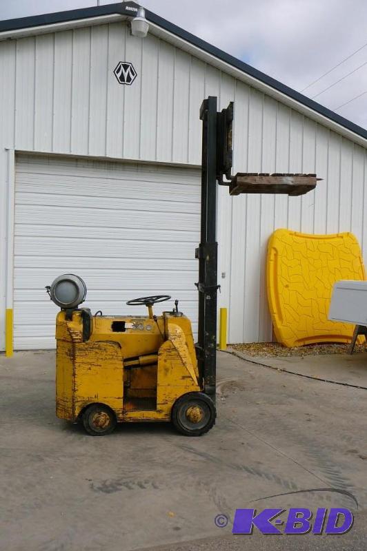 lot 2 image: Towmotor&nbsp350S&nbspForklift 2000 lb capa...