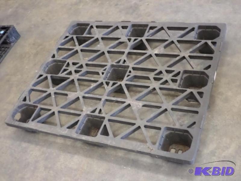 lot 48 image: Industrial Plastic Pallet With 2-Way Fork Poc...