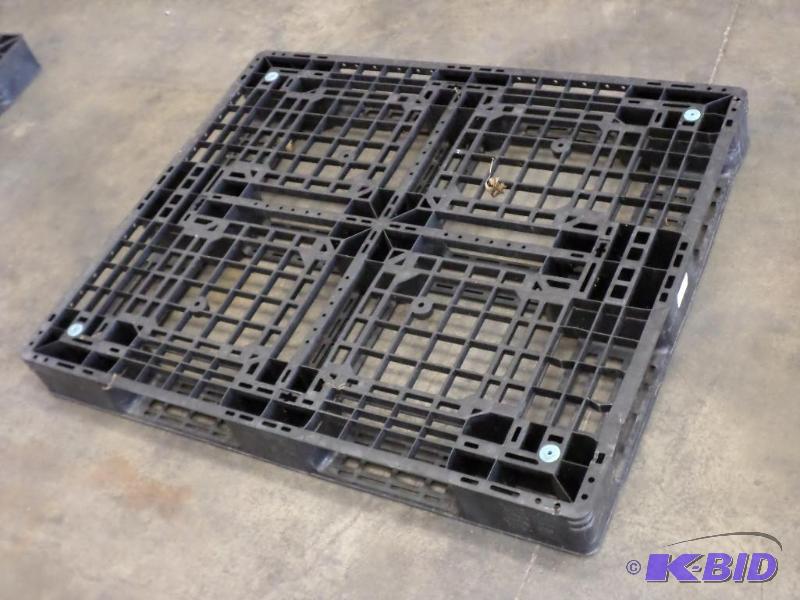 lot 49 image: Industrial Plastic Pallet With 2-Way Fork Poc...