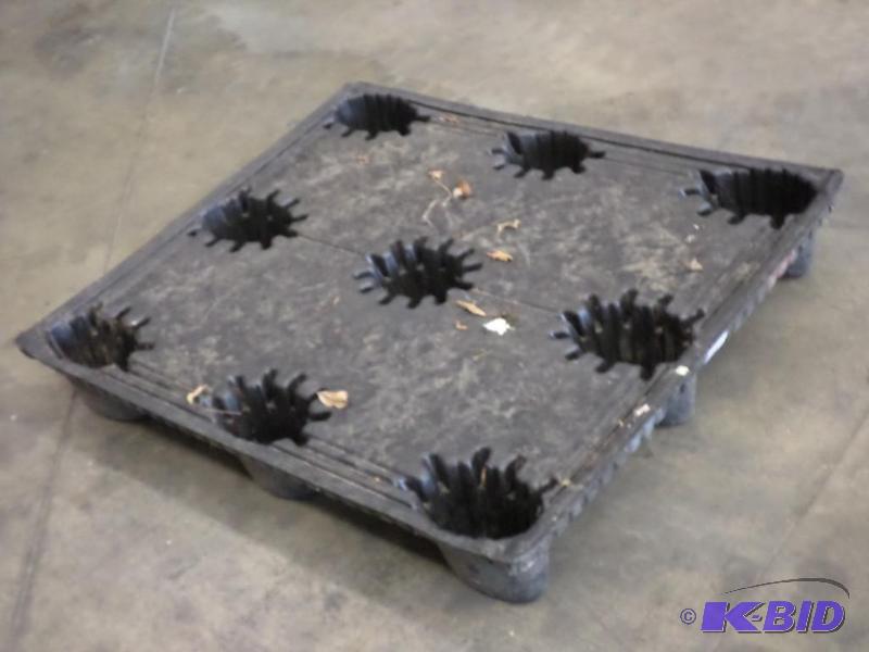 lot 51 image: Industrial Plastic Pallet With 2-Way Fork Poc...