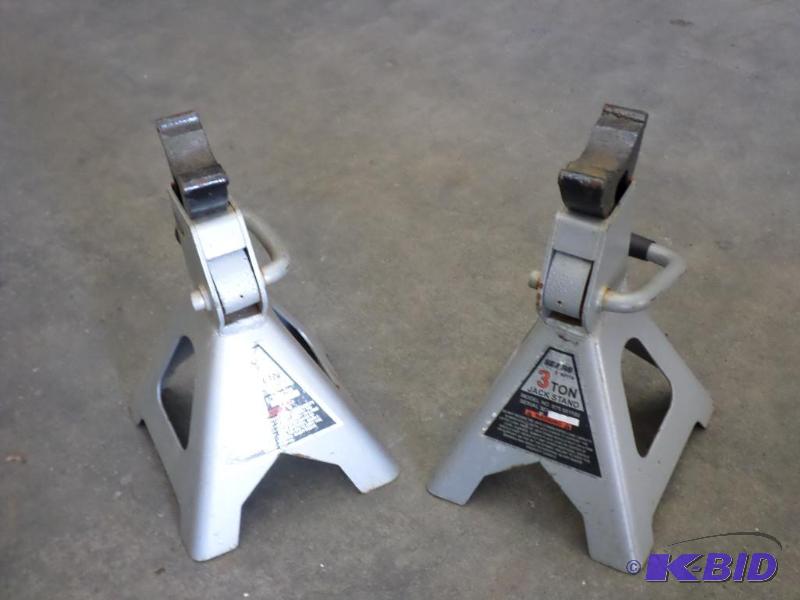 lot 86 image: (2) 3-Ton Jack Stands...