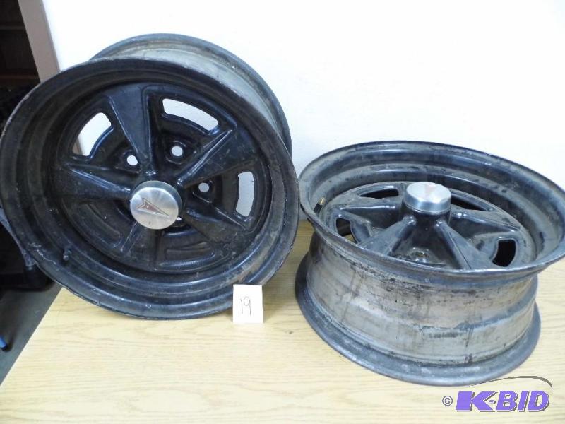 lot 19 image: 2 - 15 Rims