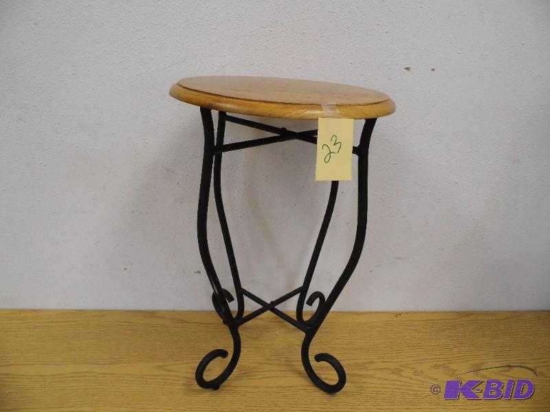 lot 23 image: Plant Stand