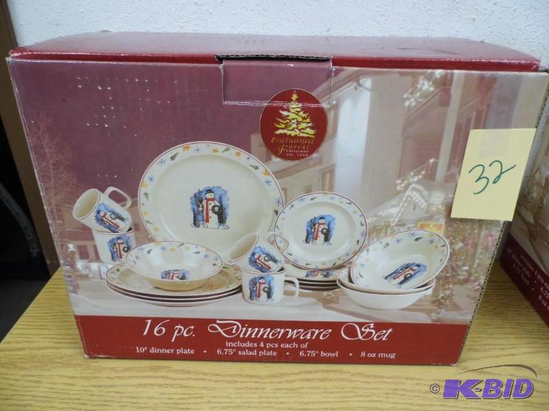 lot 32 image: 16 Piece Dinner Set