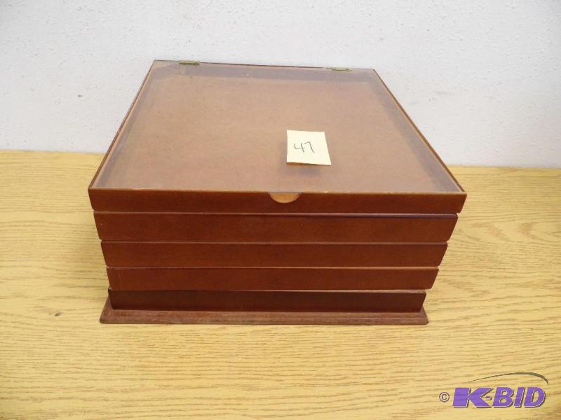 lot 47 image: Organizer