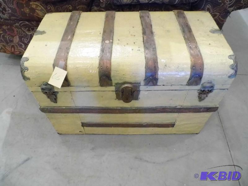lot 65 image: Trunk