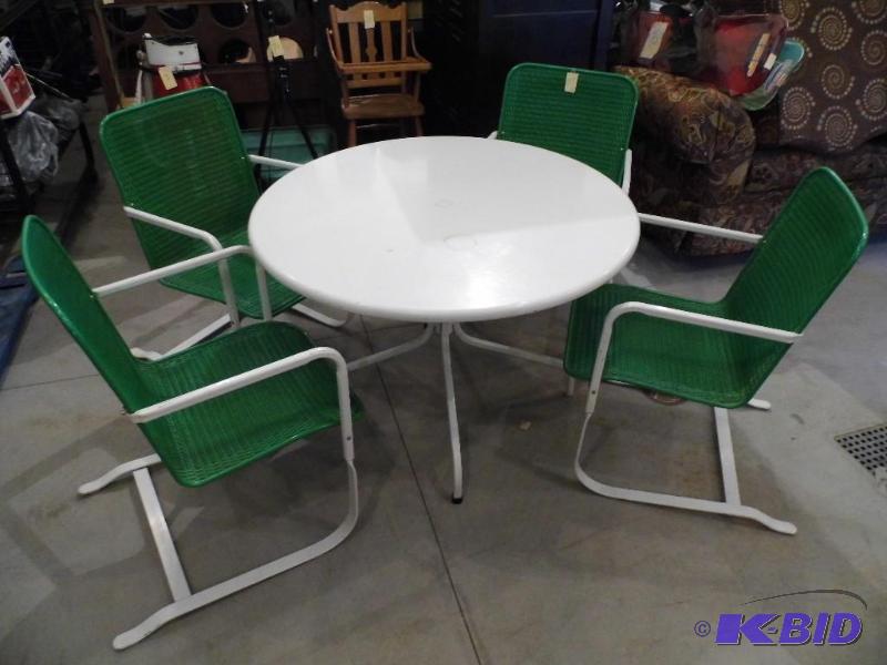 lot 77 image: Patio Set