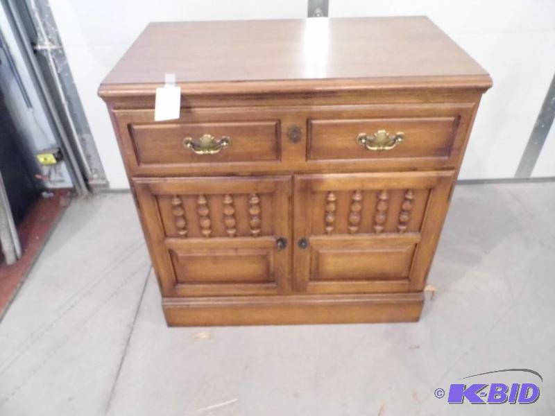 lot 90 image: Dresser or Night Stand