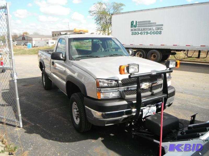 2004 Chevy K2500 Standard Cab Pickup With Plow