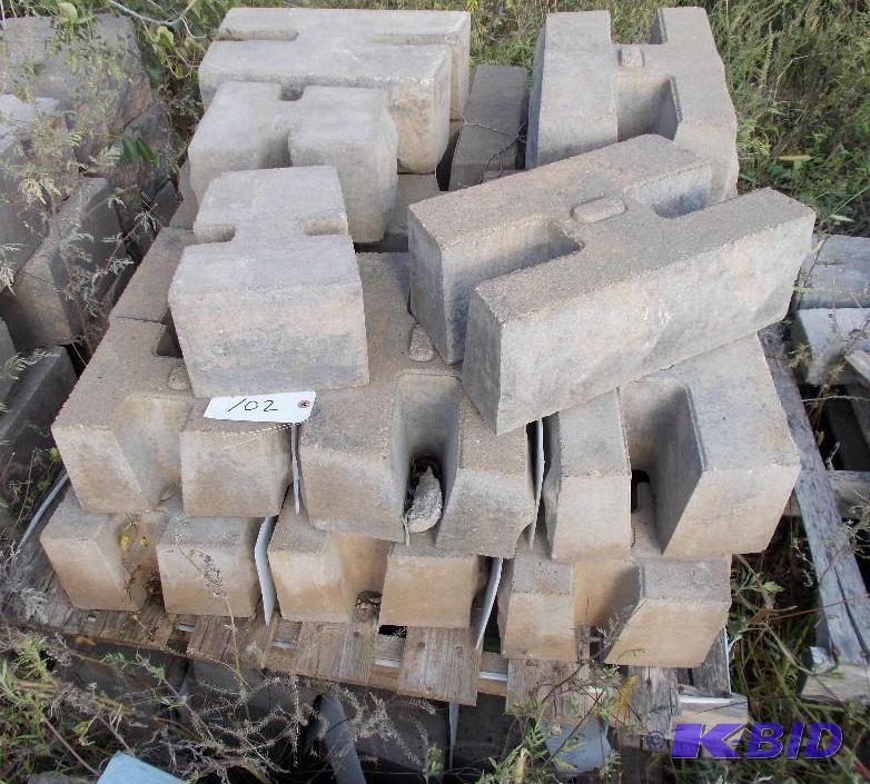 lot 102 image: 1 Pallet of Interlocking Free Standing Retain...