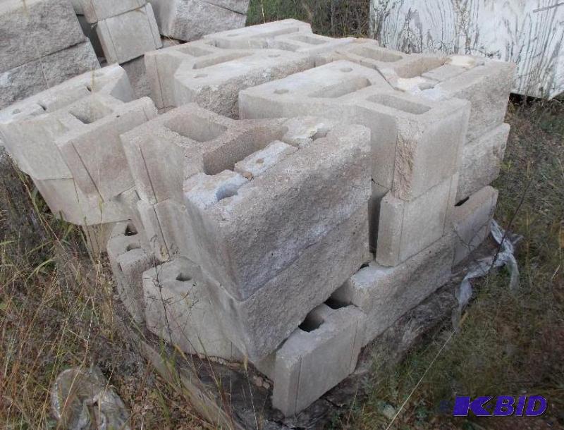 lot 85 image: 1 Pallet of Large Retaining Wall Stone 18 Pie...