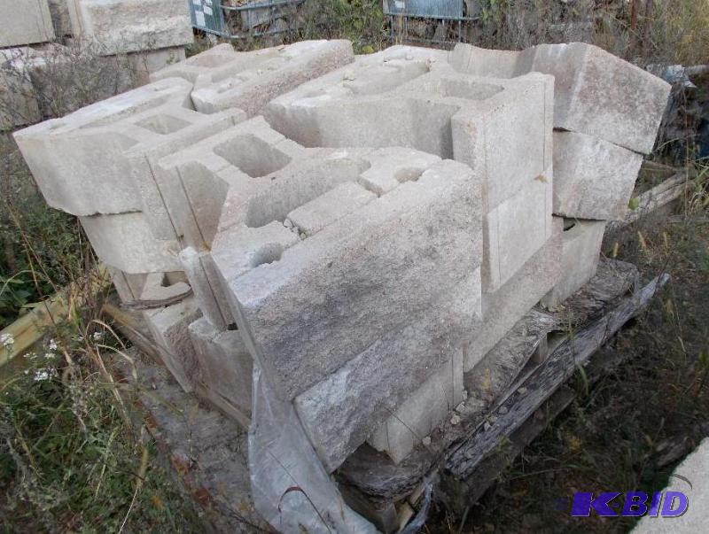 lot 86 image: 1 Pallet of Large Retaining Wall Stone 18 Pie...