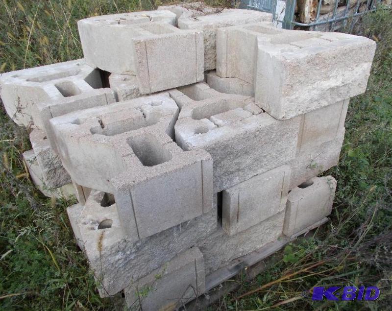 lot 87 image: 1 Pallet of Large Retaining Wall Stone 21 Pie...