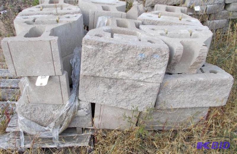 lot 88 image: 1 Pallet of Large Retaining Wall Stone 18 Pie...
