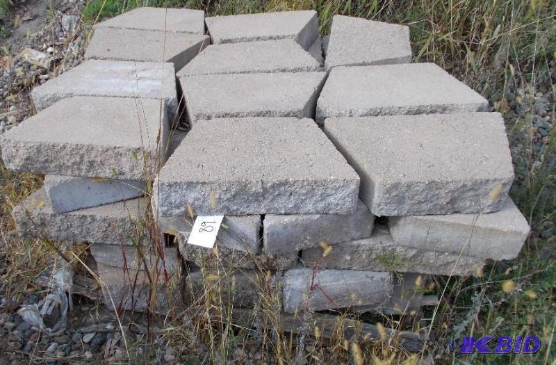 lot 89 image: 1 Pallet of Retaining Wall Caps...