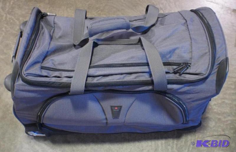 lot 22 image: Delsey travel duffle bag with wheels. Gray in...
