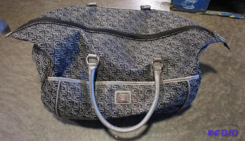 lot 25 image: Liz Claiborne travel duffle bag with wheels. ...