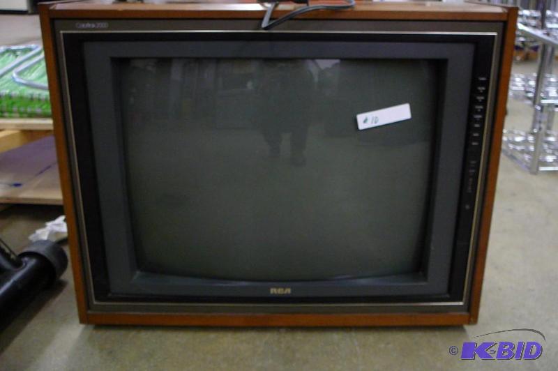 lot 10 image: 27" RCA TV...