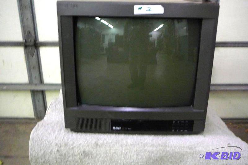 lot 2 image: RCA TV XL100 19"...