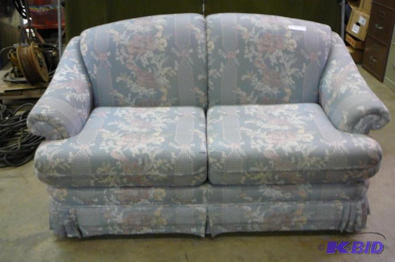 lot 7 image: Love seat 62&quotL...
