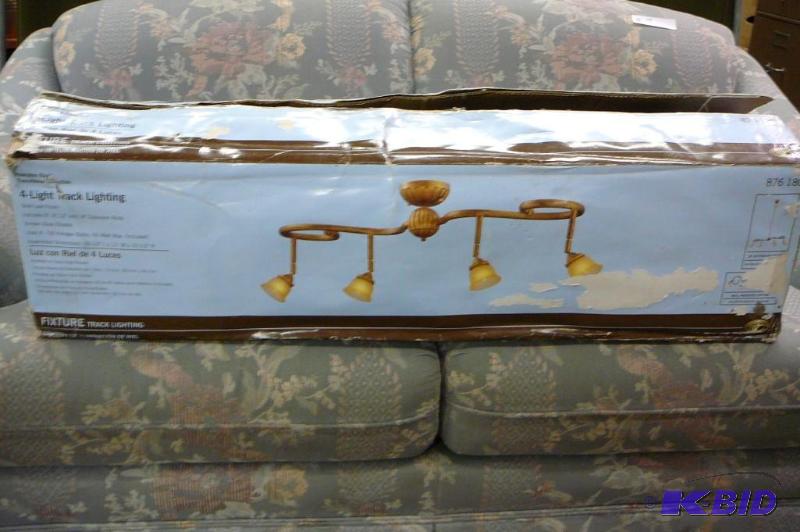 lot 8 image: 4 Light track lighting in box...