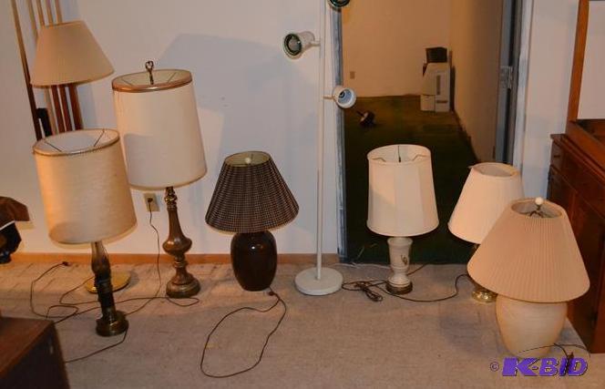 lot 120 image: Large group of vintage and collectible lamps...