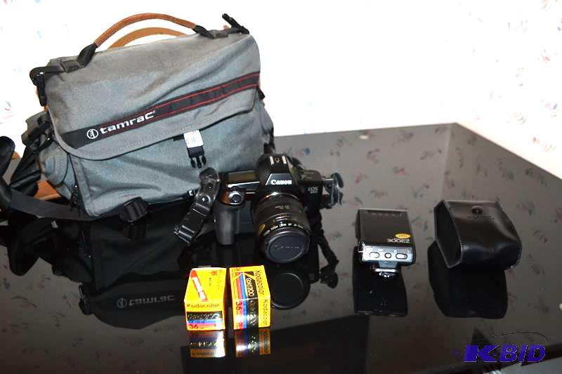 lot 160 image: Canon EOS 650 and Canon speedlite 300EZ ...